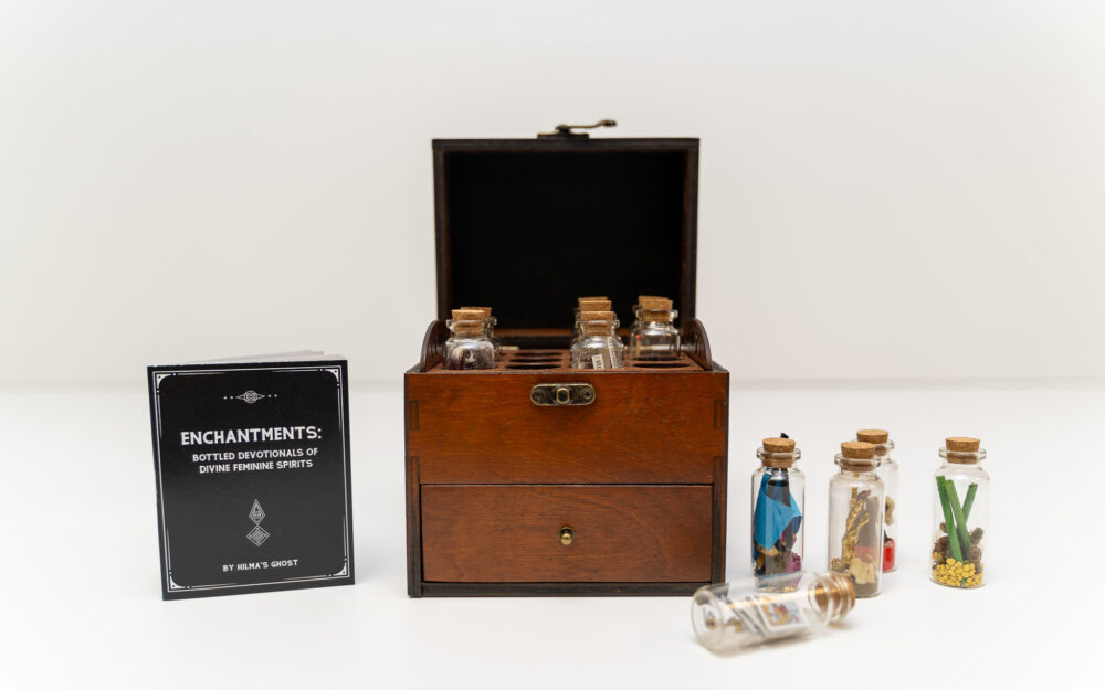 An apothecary box with 12 spell jars.