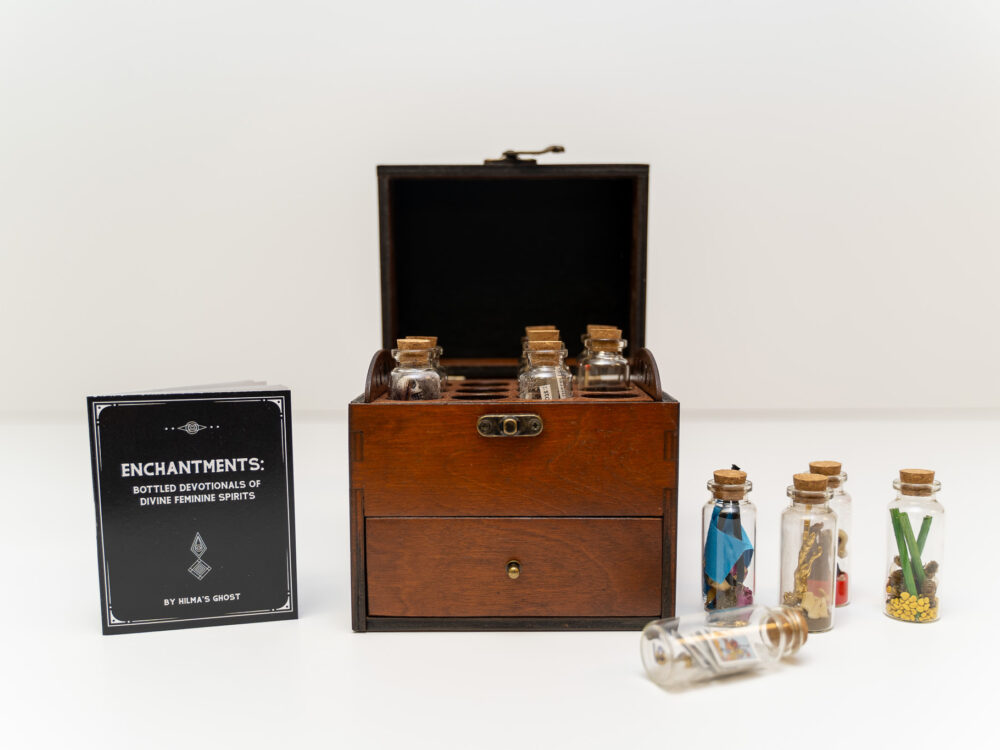 An apothecary box with 12 spell jars.