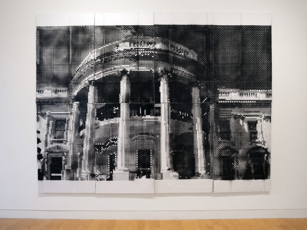 Painting with Benday dots in black and white of the façade of the White House.